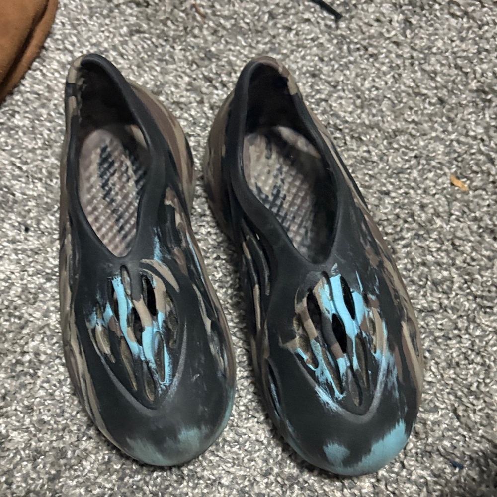 Yeezy Kids Sandals in Black and Blue